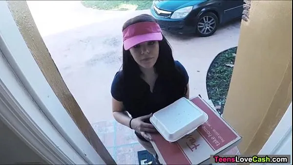 Tunjukkan Kimber Woods delivers pizza and bangs customer for more tips Video drive