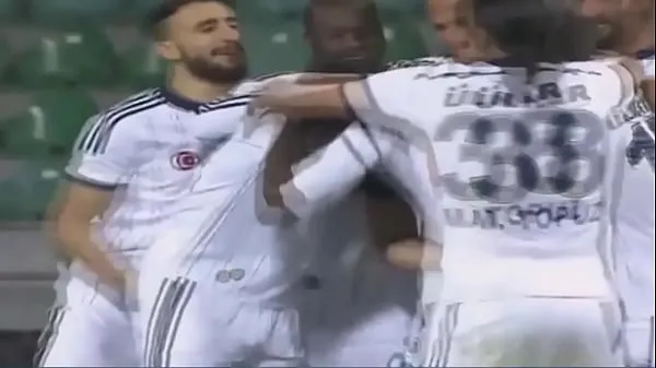 Mehmet TOPal v. Emmanuel Emenike Heterosexueller SexFahrvideos anzeigen