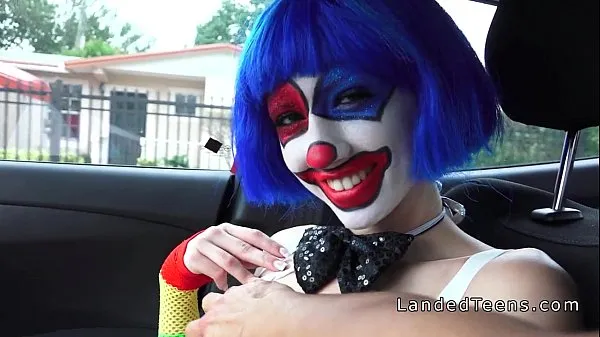 Näytä Clown teen fucking outdoor pov ajovideota