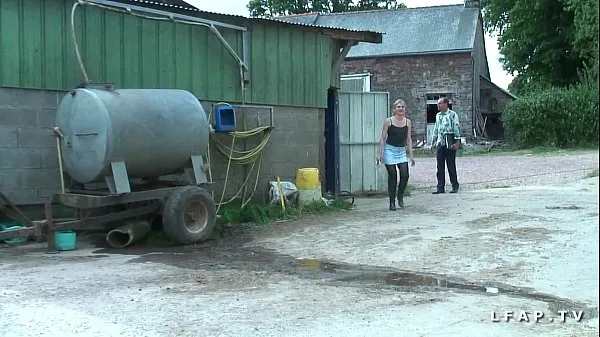 Mostrar Madura francesa follada duro por el culo por el abuelo y sus amigos de la granja vídeos de conducción