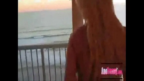 Показать Трахаю горячую блондинку в пляжном домикевидео с поездки
