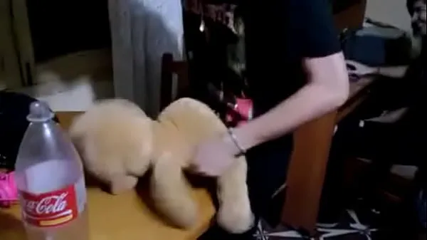 Mostrar Escena cachonda chico folla anal a una rubia caliente Teddy Bear vídeos de conducción