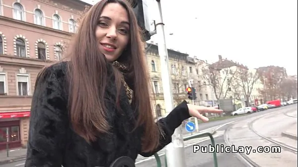 Tampilkan Hot Russian Milf picked up in public video berkendara