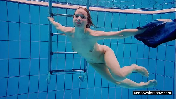 Afficher jeune fille Avenna nage dans la piscine vidéos Drive