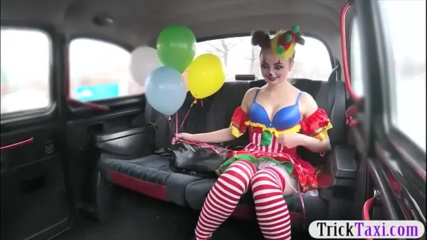 Mostra Gal in costume da clown fottuto dall'autista per tariffa gratisvideo di guida