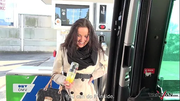 Afficher Une femme sauvée à la station-service paie le prix avec son corps vidéos Drive