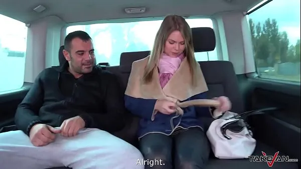 Afficher Blonde ne comprend pas l'étranger dans la camionnette et entre à l'intérieur où elle est baisée vidéos Drive