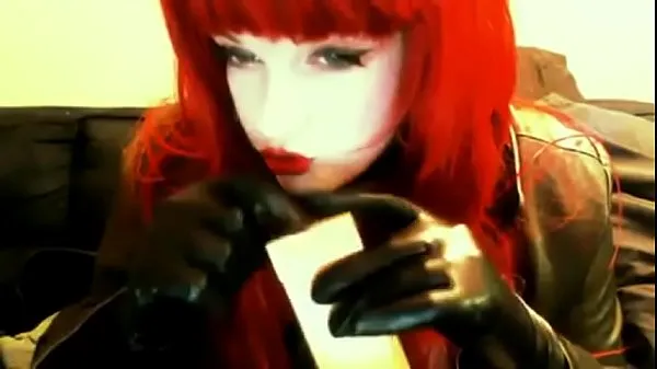 Mostra goth redhead smokingvideo di guida
