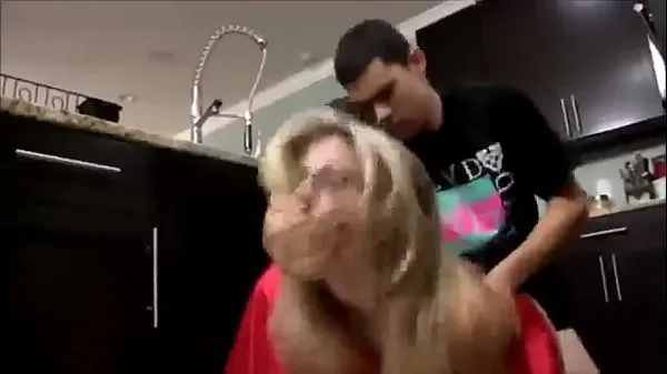 Zobrazit videa z disku Young step Son Fucks his Hot stepMom in the Kitchen