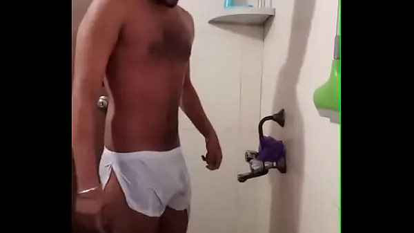 Afficher Guy Indien Sexy Dans La Douche vidéos Drive