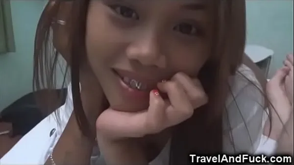 Glücklicher Tourist mit 2 philippinischen TeenagernFahrvideos anzeigen