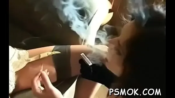 Tampilkan Smoking scene with busty honey video berkendara