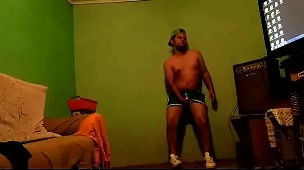 Zobrazit videa z disku chubby bear in shorts