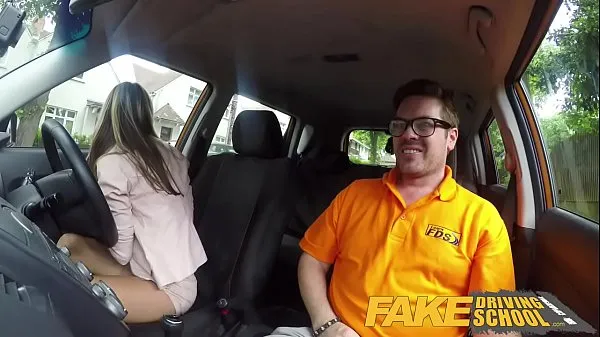 Tampilkan Fake Driving School Hot and lonely blonde Russian fucked to orgasm in car video berkendara