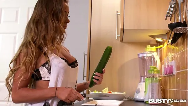 Afficher La séduction plantureuse dans la cuisine fait qu'Amanda Rendall s'emplit de rose avec des légumes vidéos Drive