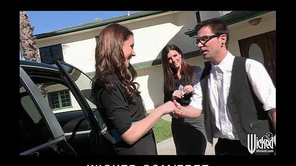 แสดง Pair of sisters bribe their car salesman into a threesome วิดีโอขับเคลื่อน