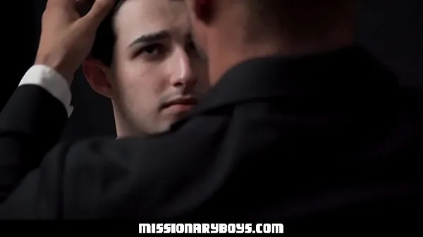 Mostrar mormonboyz sacerdote cachondo observa como un religioso se masturba la polla en confesion vídeos de conducción