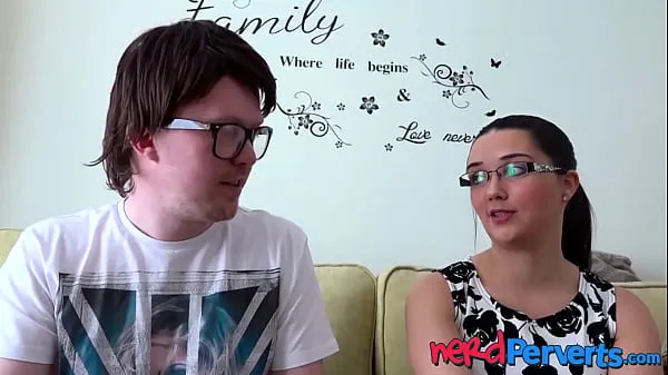 Pokaż filmy z Nerdy gamer sucked skillfully by a cute babe jazdy