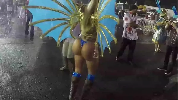 Cacau Colucci gibt eine Show vor dem Eingang der Schule im Sambódromo im Anhembi vor der Parade des zweiten Abends von São PauloFahrvideos anzeigen