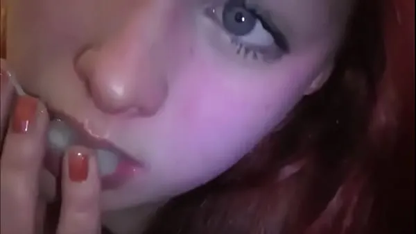 Tampilkan Married redhead playing with cum in her mouth video berkendara