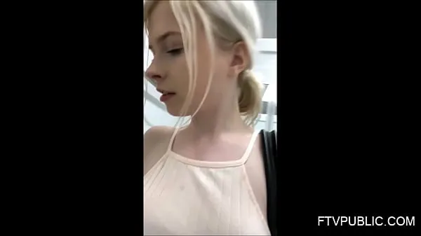 Afficher Une jeune fille se masturbe dans un vestiaire public vidéos Drive