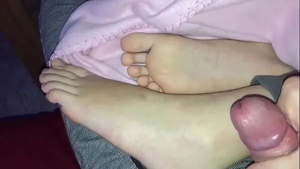 Prikaži Cumshot on my s. girlfriends feet videoposnetke pogona