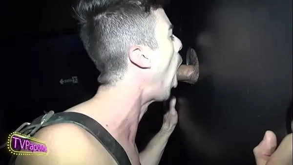 Mostrar PapoMix catches Pornstar Christian Hupper at the Glory Hole of Clube dos Pauzudos in São Paulo - Twitter vídeos do Drive