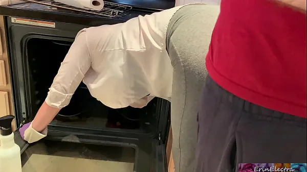 Show Stepmom is horny and stuck in the oven - Erin Electra drive Videos