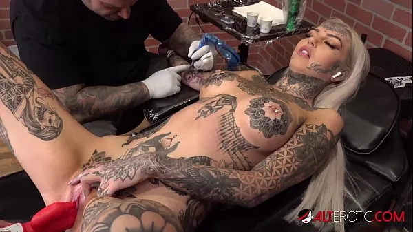 Показать Эмбер Люк мастурбирует во время татуировкивидео с поездки
