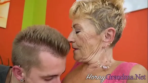 Horny blonde granny sucks cockDrive Videolarını göster