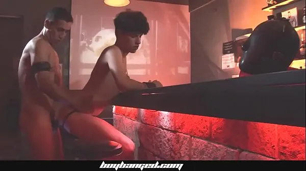 Afficher Boy Banged - Un mec plus âgé baise un minet mignon au club gay vidéos Drive