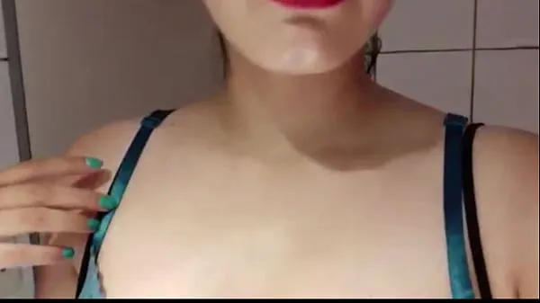 Tampilkan Cute girl showing her boobs video berkendara