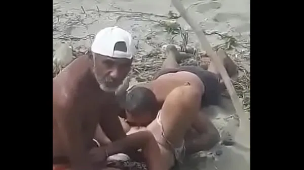 Tampilkan Caught on the beach video berkendara
