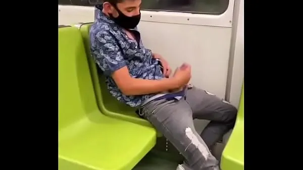 显示 Mask jacking off in the subway 驱动器 视频