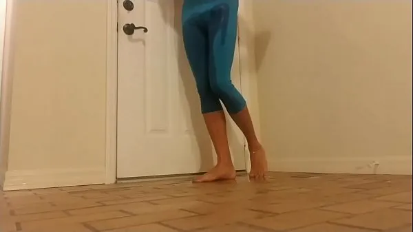 Shemale urinating in yoga pants ड्राइव वीडियो दिखाएँ