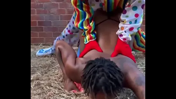 Gibby The Clown fucks ebony in a barn Drive-videók megjelenítése