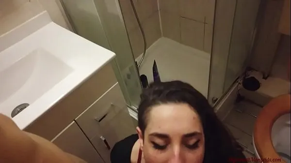 Mostrar Jessica Get Court chupando dos pollas en el baño en una fiesta en casa !! Pov anal Sexo vídeos de conducción