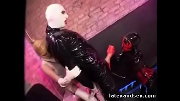 แสดง Latex Angel and latex demon group fetish วิดีโอขับเคลื่อน