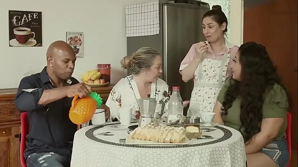 Mostrar THE BIG WHOLE FAMILY - THE HUSBAND IS A CUCK, THE MOTHER TALARICATES THE DAUGHTER, AND THE MAID FUCKS EVERYONE | EMME WHITE, ALESSANDRA MAIA, AGATHA LUDOVINO, CAPOEIRA vídeos do Drive