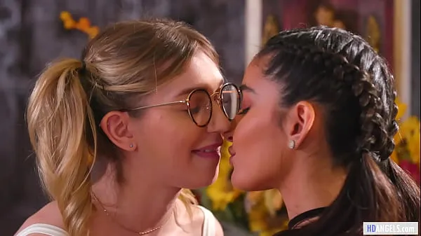 Mostra I giovani amici lesbici confessano i sentimenti - Emily Willis, Mackenzie Mossvideo di guida