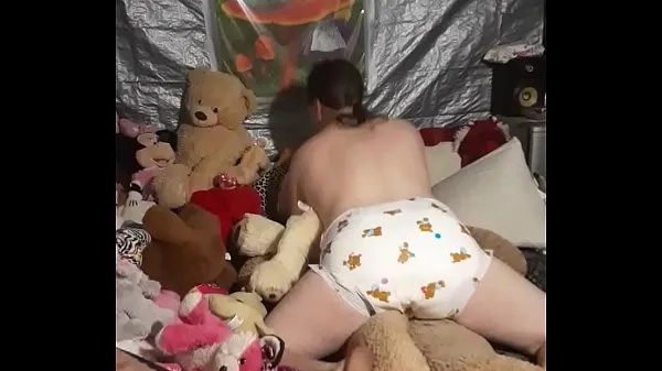 Toon Sissy riding stuffy in a bambino diaper Drive-video's