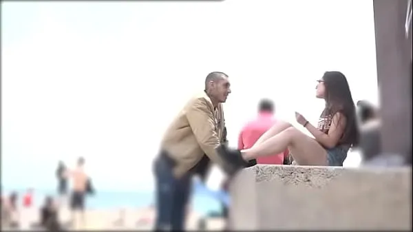 Er beweist, dass er jedes Mädchen am Strand von Barcelona auswählen kannFahrvideos anzeigen