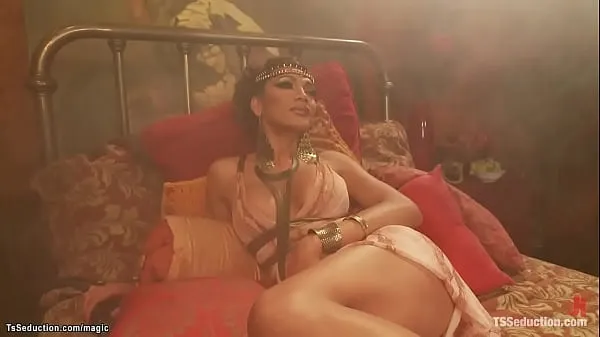 Mostrar Transexual asiática de tetas grandes y caliente Goddess Yasmine Lee es chupada por la polla del esclavo sumiso Blake, luego se la folla por el culo y se lo folla en la cama vídeos de conducción