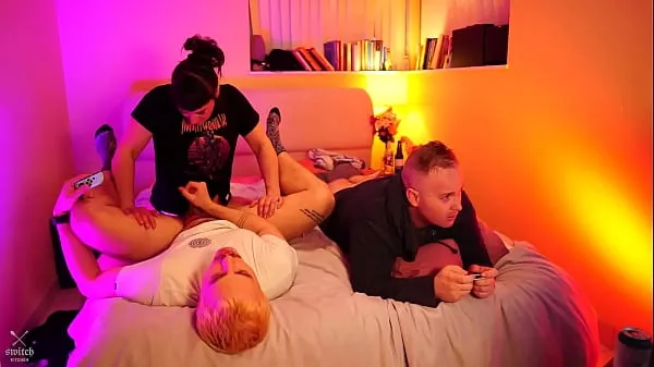 Visa Two Guys are Gaming and Get Fucked by Dominatrix drive-videor