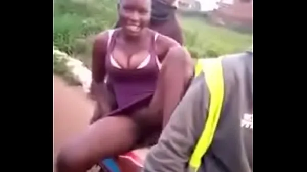 Tampilkan African girl finally claimed the bike video berkendara