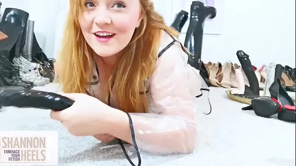 Stretching my Butthole in My Plastic Mac and Shiny Wellington Boots - Shannon HuxleyFahrvideos anzeigen