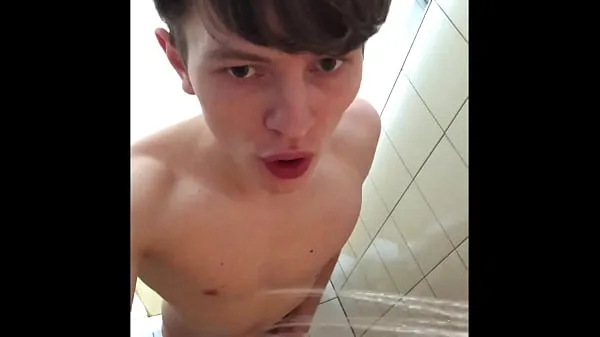 Entspannen Sie in der öffentlichen Dusche nach dem Fitnessstudio Big COCKFahrvideos anzeigen