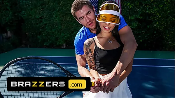 Xander Corvus) Massages (Gina Valentinas) Foot To Ease Her Pain They End Up Fucking - Brazzers ڈرائیو ویڈیوز دکھائیں