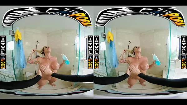 显示 Busty Blonde MILF Robbin Banx Seduces Step Son In Shower 驱动器 视频
