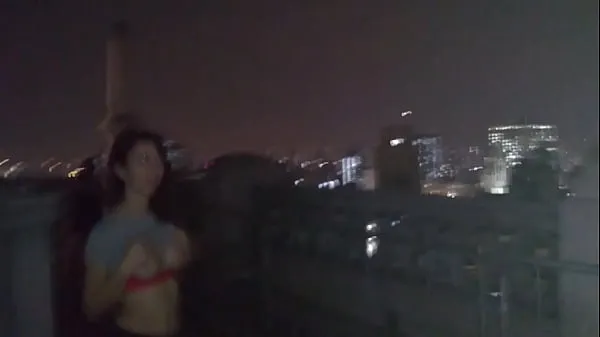 Tampilkan Woman gets breasts out in the Martinelle building in downtown São Paulo video berkendara